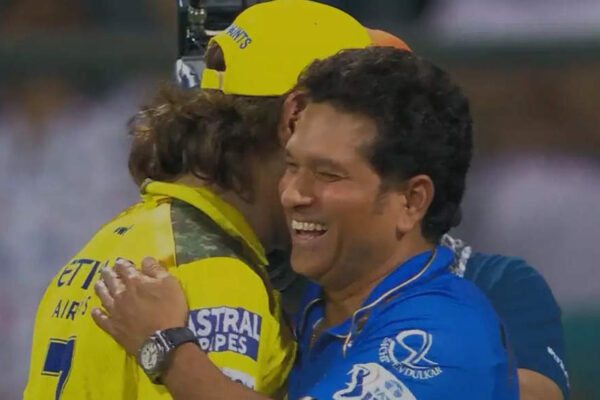 Picture Perfect! Sachin Tendulkar hugs MS Dhoni after MI-CSK match | Cricket News