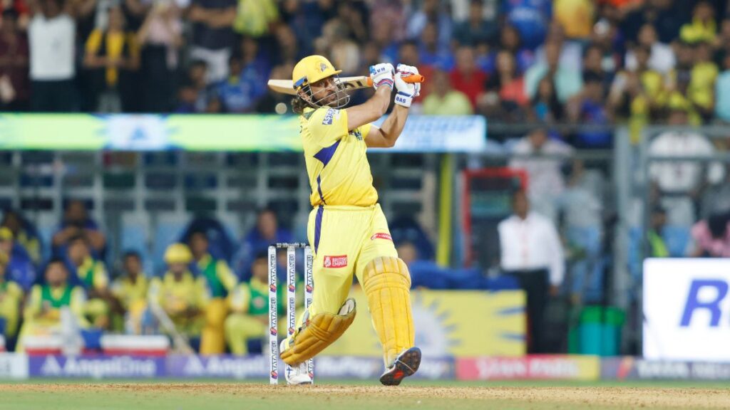 MS Dhoni smashes Hardik Pandya for three consecutive sixes in MI vs CSK clash – India TV