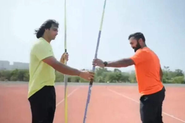 'Chalo ho jayega Dinesh bhai': Olympic champion Neeraj Chopra encourages as Dinesh Karthik tries javelin throw - Watch | Cricket News