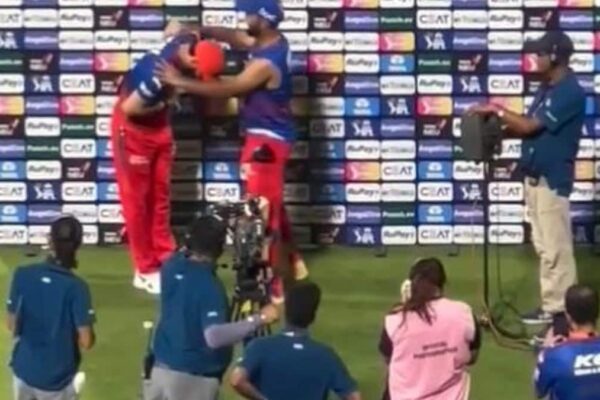 Virat Kohli's Epic Gesture For Dinesh Karthik On Being Awarded Orange Cap Is Viral. Watch