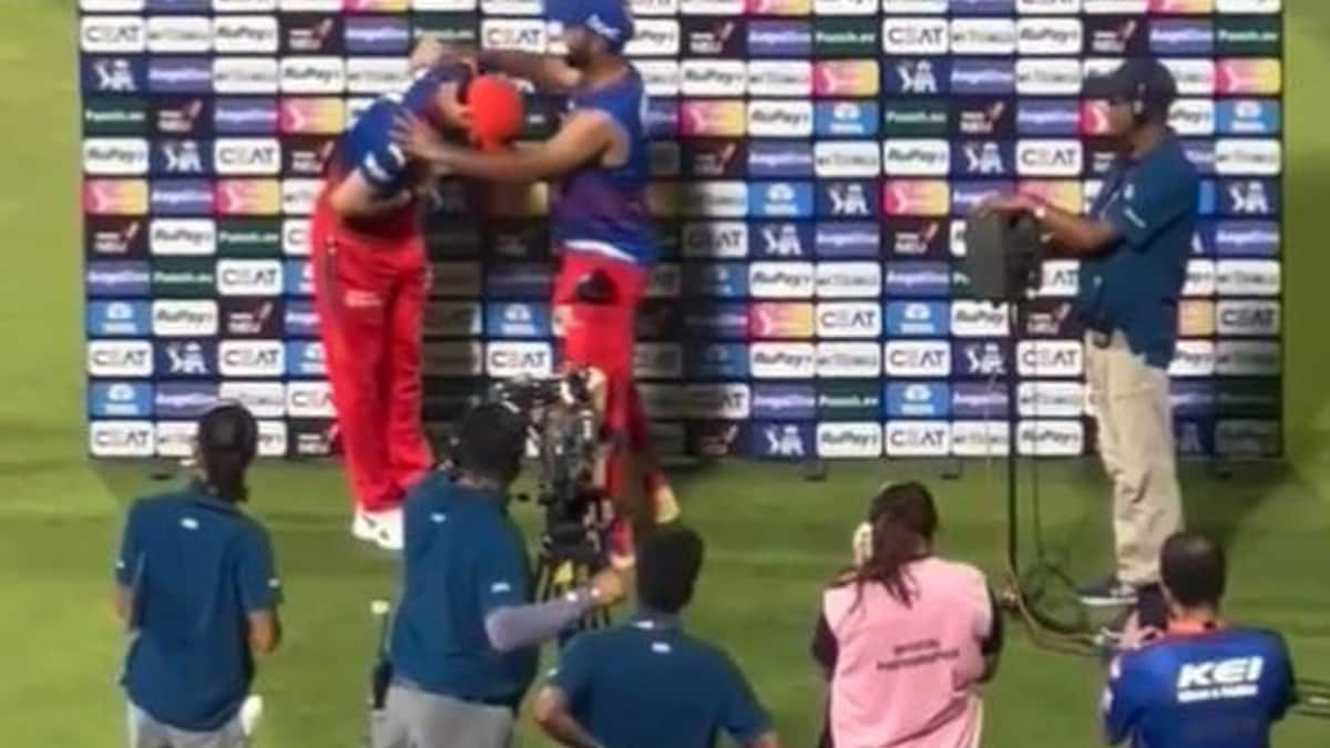 Virat Kohli's Epic Gesture For Dinesh Karthik On Being Awarded Orange Cap Is Viral. Watch