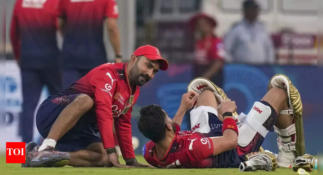 IPL 2025: 'What is this man telling one of the greatest batter?'; Michael Atherton roasts Dinesh Karthik for lecturing Virat Kohli | Cricket News
