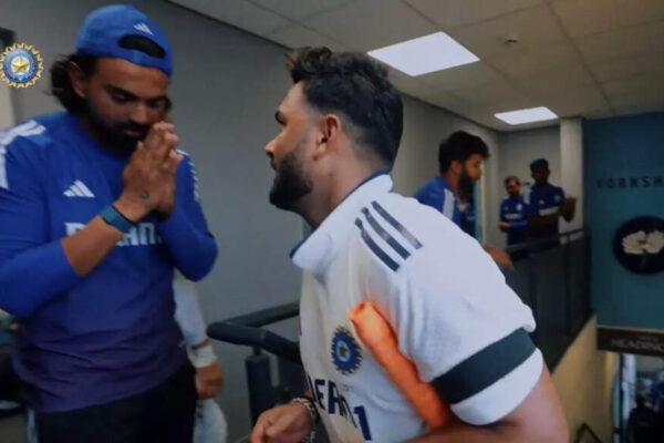 IND vs ENG: KL Rahul welcomes Rishabh Pant with folded hands after strong day at Headingley – watch video | Cricket News IND vs ENG: KL Rahul welcomes Rishabh Pant with folded hands after strong day at Headingley - watch video | Cricket News