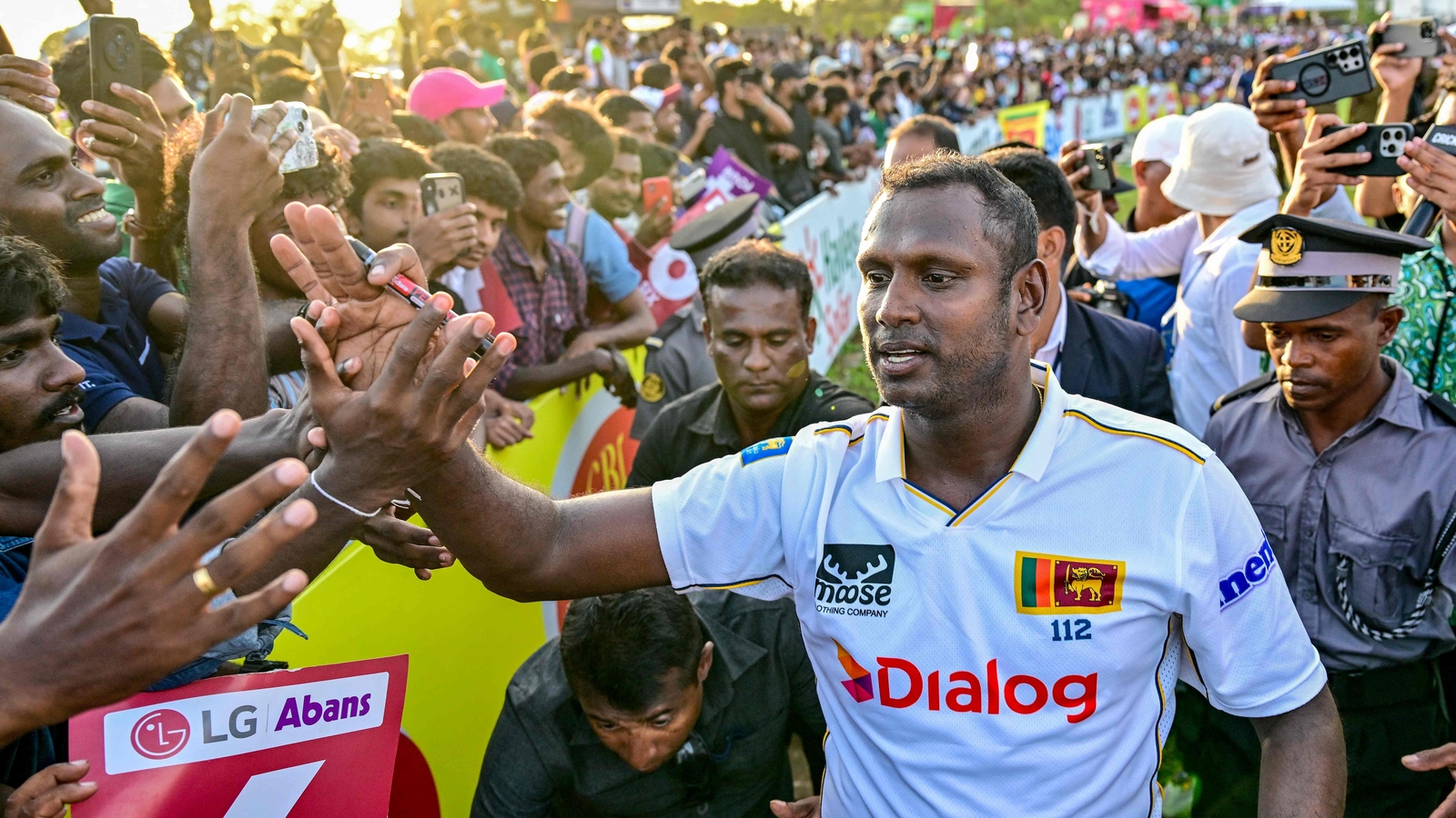 Angelo Mathews gets big flowery send off as Sri Lanka draw first Test against Bangladesh