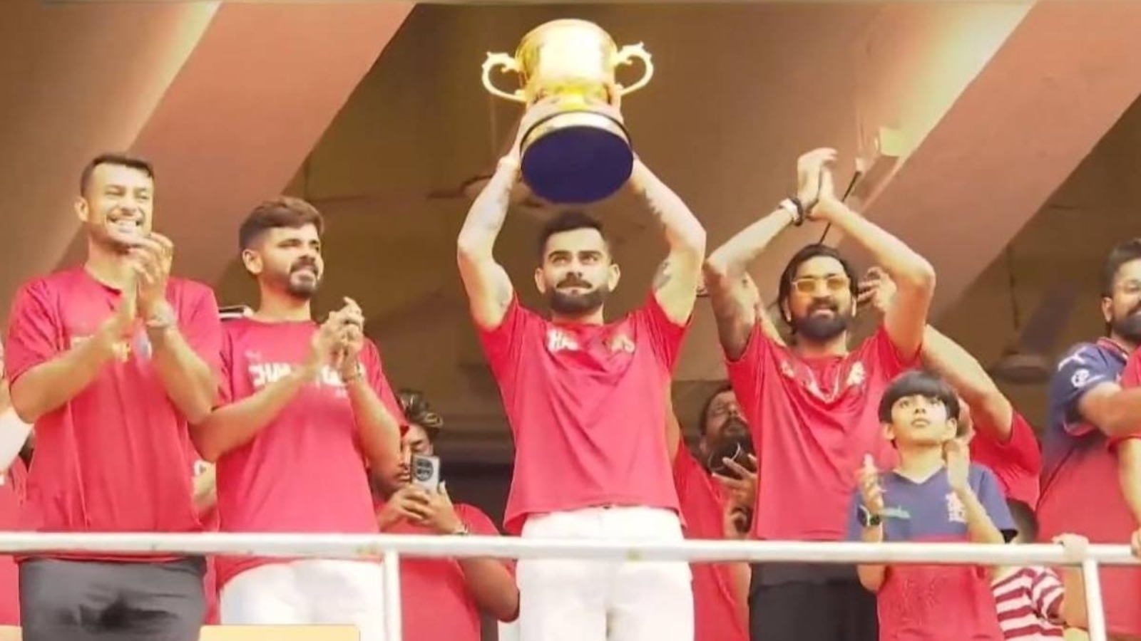 'Let me talk': Virat Kohli tells Chinnaswamy crowd after they silence him twice during RCB's IPL victory celebration