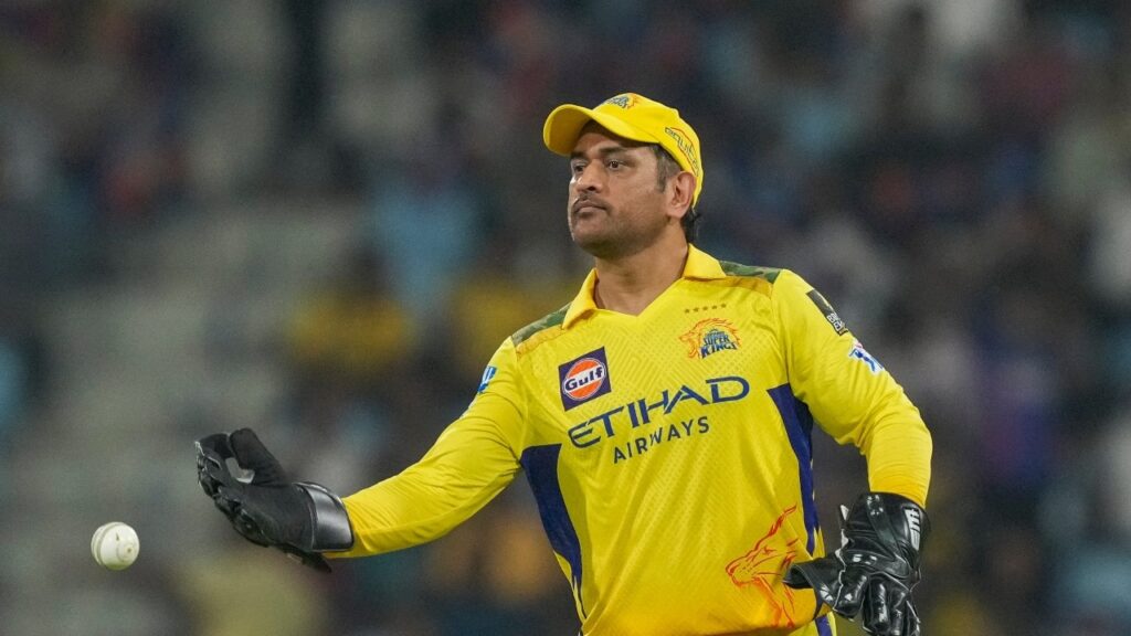 MS Dhoni's hands are faster than a pickpocket: Ravi Shastri leaves crowd in splits