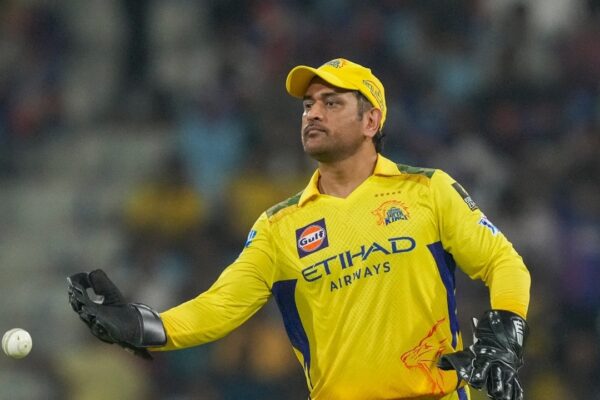 MS Dhoni’s hands are faster than a pickpocket: Ravi Shastri leaves crowd in splits MS Dhoni's hands are faster than a pickpocket: Ravi Shastri leaves crowd in splits