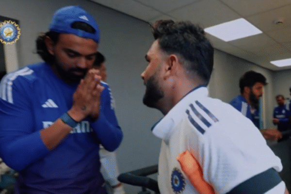 KL Rahul folds hands, bows down to Rishabh Pant after India wicketkeeper’s daredevil act vs England close to end of play KL Rahul folds hands, bows down to Rishabh Pant after India wicketkeeper's daredevil act vs England close to end of play