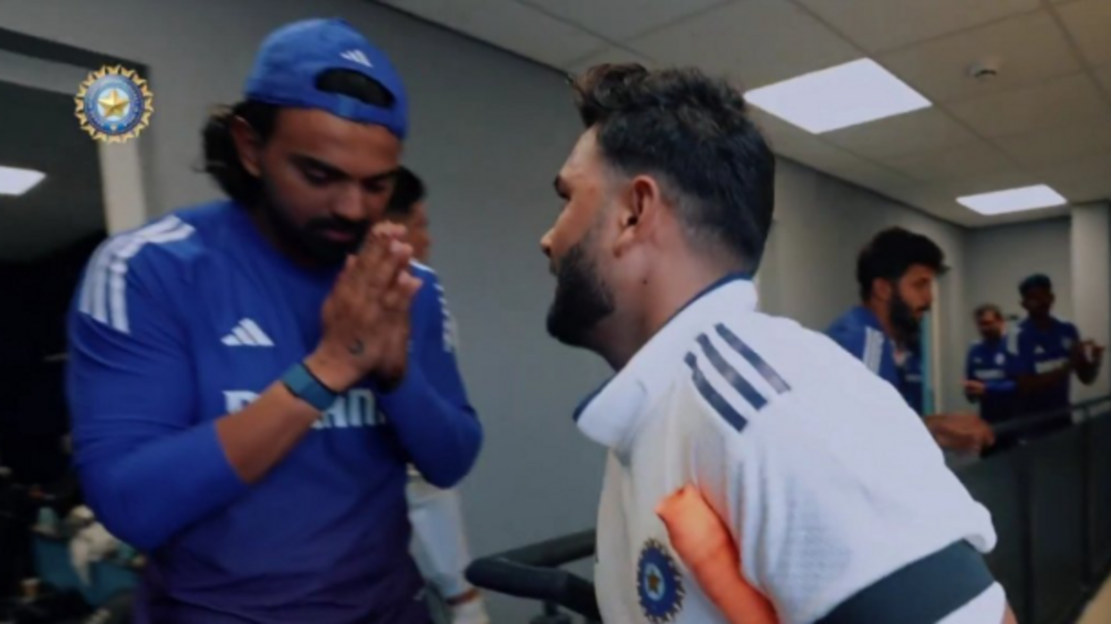 KL Rahul folds hands, bows down to Rishabh Pant after India wicketkeeper's daredevil act vs England close to end of play